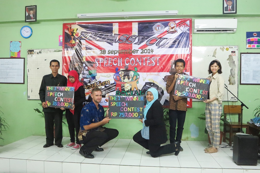 SMAI Al-Azhar 8 Won First and Third Place in the Embassy Cup Speech Contest 2014