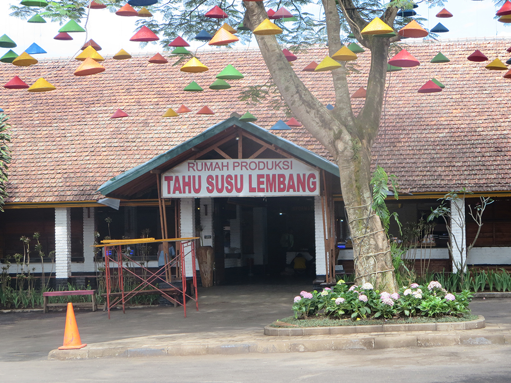 Studi Lapangan SMAI Al-Azhar 8